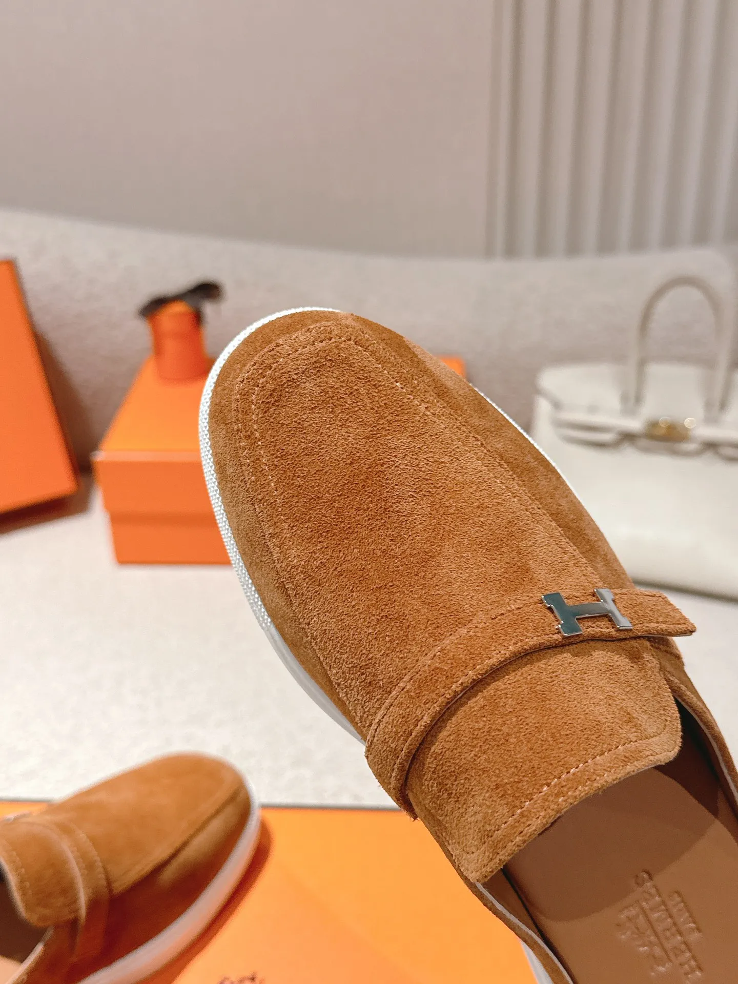 Men's men's shoes 💰560💰 Hermes 25ss new autumn and winter loafers, British retro design, classic and durable! Original reverse mold last, the ultimate 1:1 shape. Fabric: Cow suede/calfskin Lining: Imported sheepskin lining Outsole: Open-molded rubber sole Size: 35-45